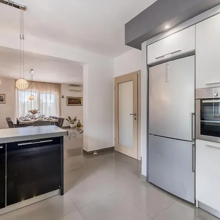 Vila Oasis Kaštel Novi