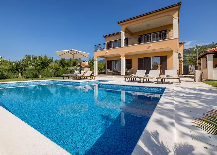 Вилла Oasis Кастель-Нови